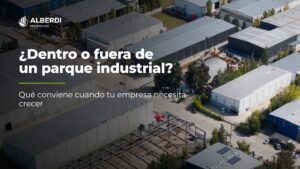 Dentro o fuera de un parque industrial: vista aérea de naves industriales
